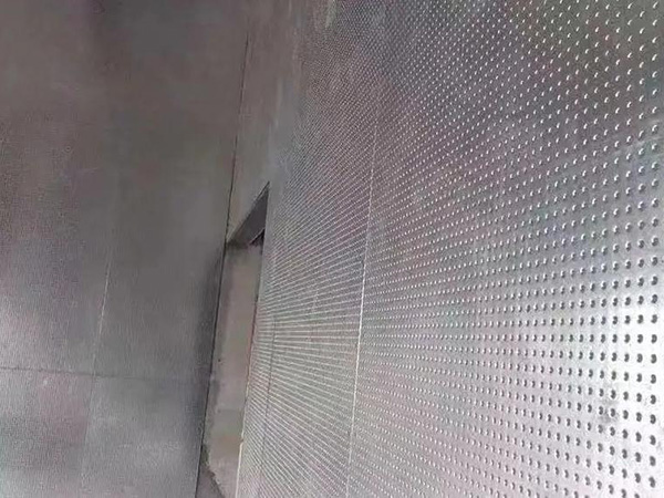 如何确保防爆墙施工中的墙体平整度？