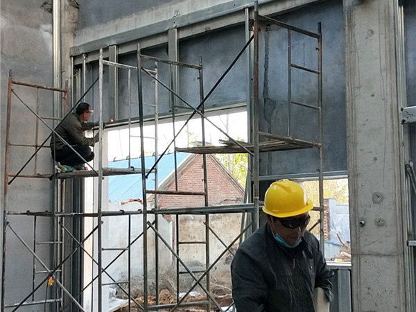 在防爆墙施工中，如何确保施工的安全性？